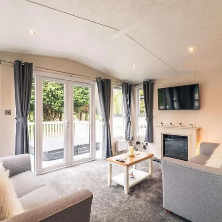 The Serenity With Hot Tub Holiday home